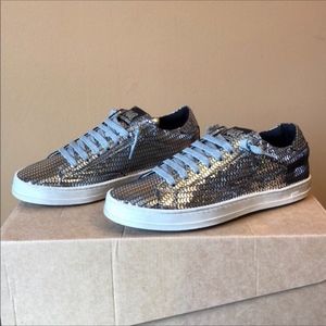 P448 Silver Fish sneakers (size 8)